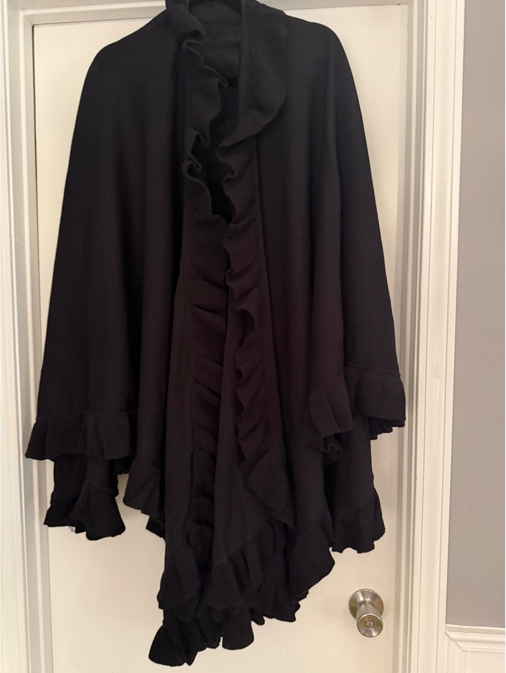 Black Ruffle Shaw OS Plus - Picture 2 of 10